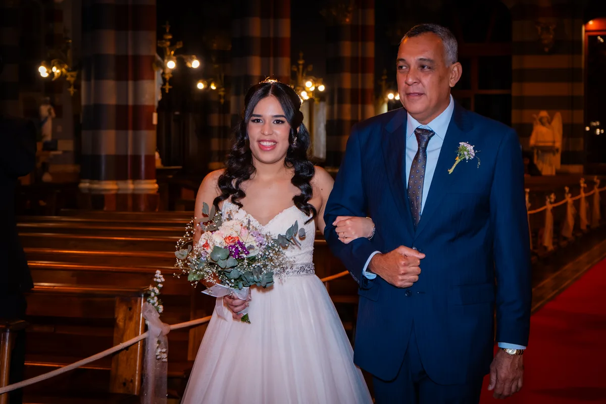 La novia entrando a la iglesia del brazo de su padre