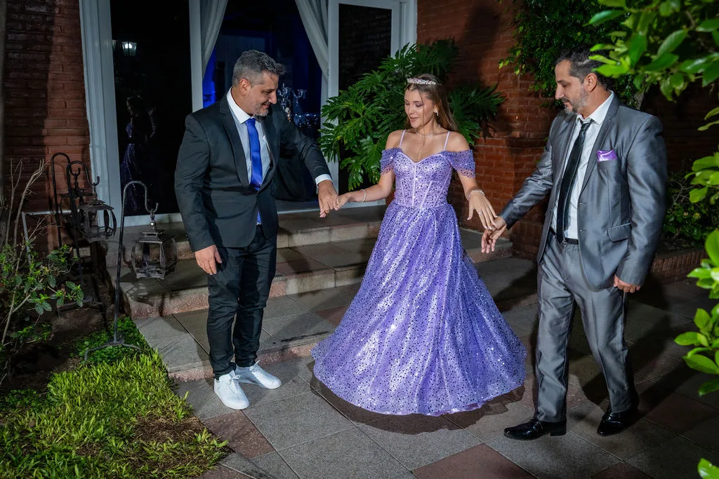 La quinceañera entrando a la fiesta acompañada por su familia