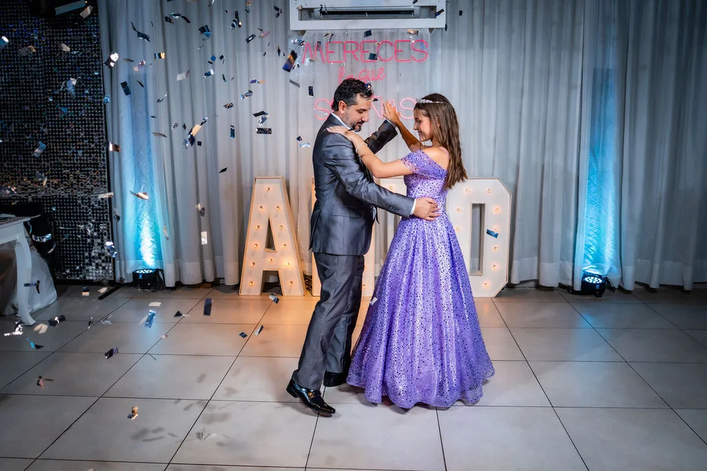 La quinceañera bailando el vals con su papá
