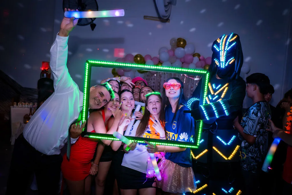 La quinceañera y sus amigos en la pista durante la carioca, con luces de neón